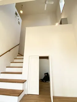 スキップフロアのある、ブラウン漆喰の外観が素敵なお家